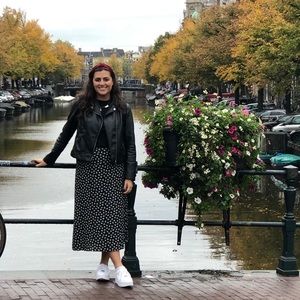 Meet your Posher, Debi